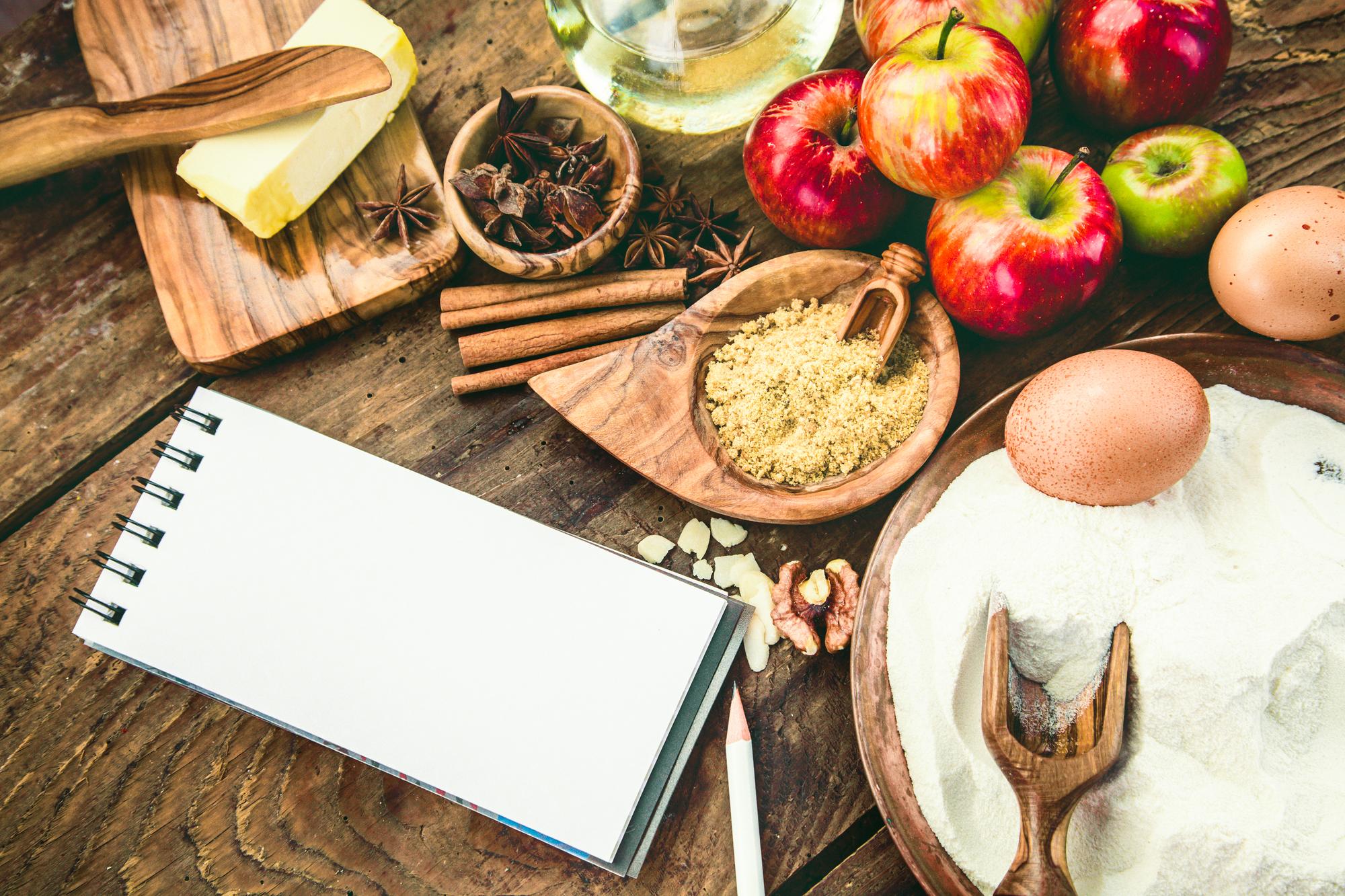 Banco di lavoro con ingredienti organizzati